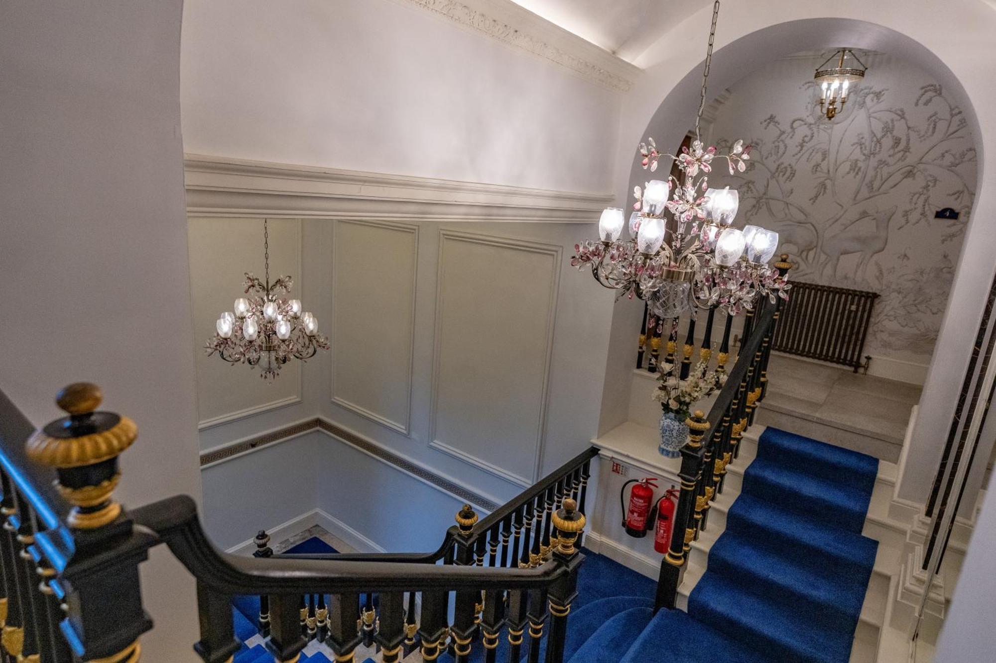 Weston Manor Hotel Buitenkant foto