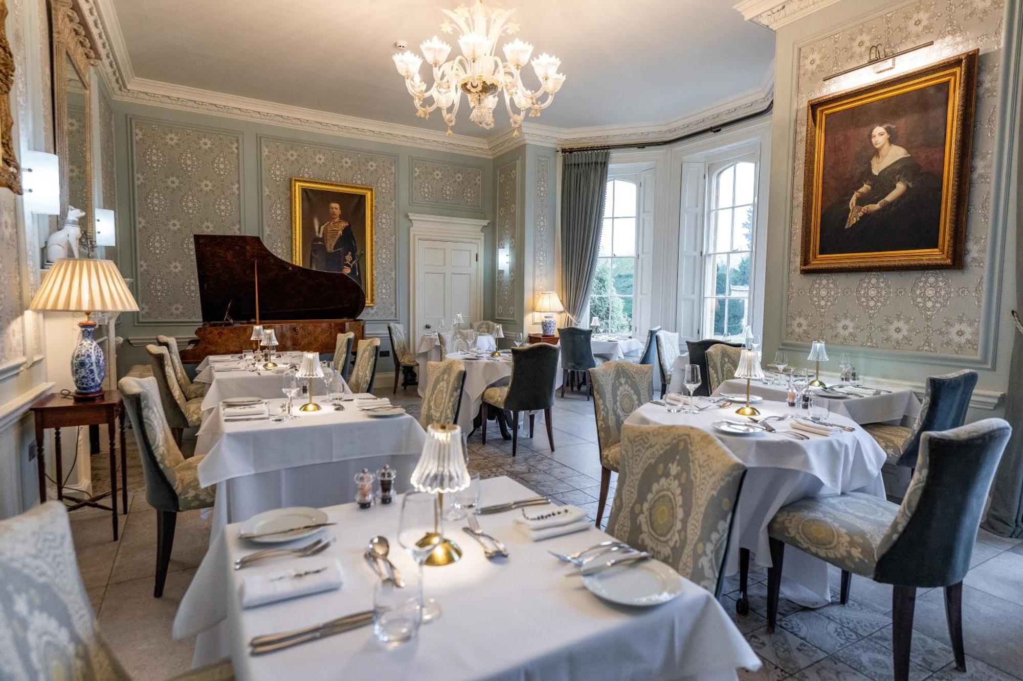 Weston Manor Hotel Buitenkant foto